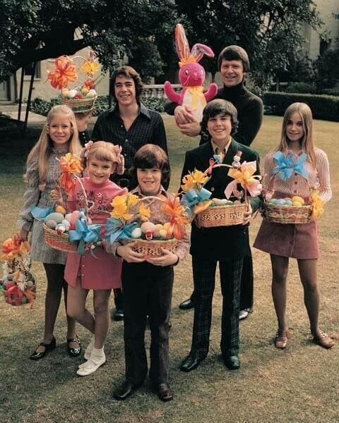 A Brady-Banda 1970 Brady gyerekek jelentenek Húsvéti kosarak kívül otthon 8x10 fotó
